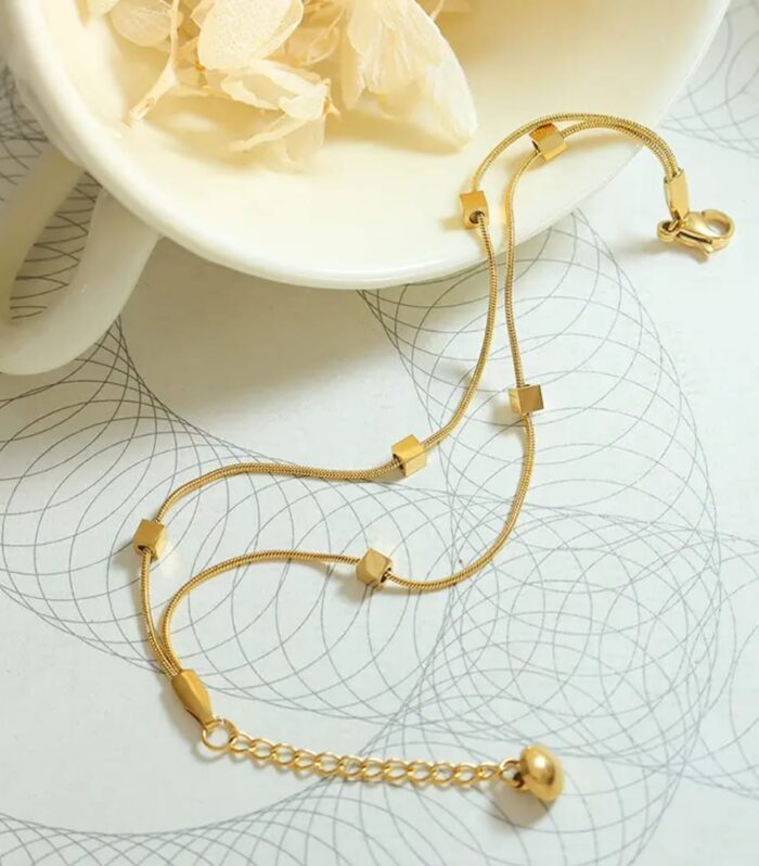 Golden bracelet anti-tarnish