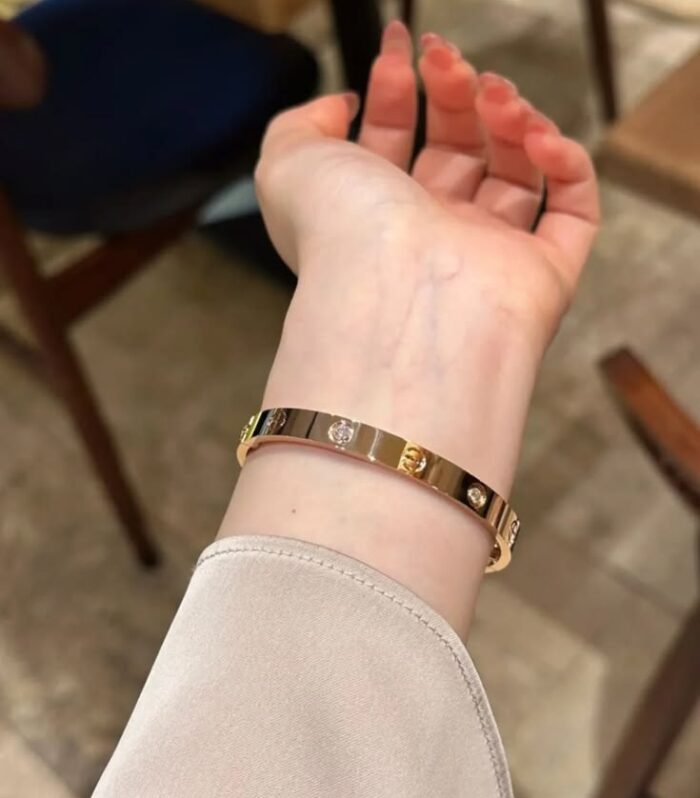 Trendy golden anti-tarnish bracelet
